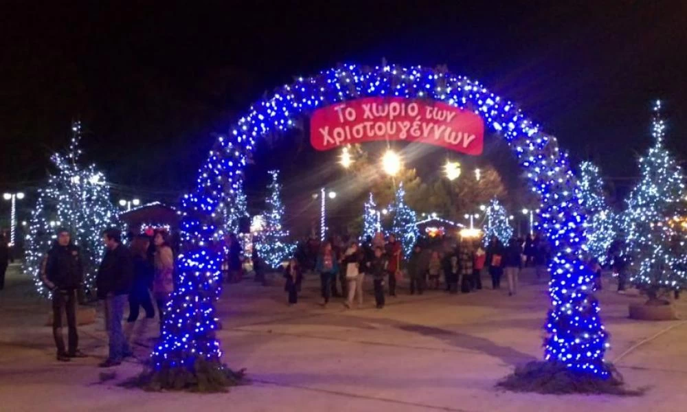 Τρίπολη: Ο σφοδροί άνεμοι διέλυσαν το χριστουγεννιάτικο χωριό